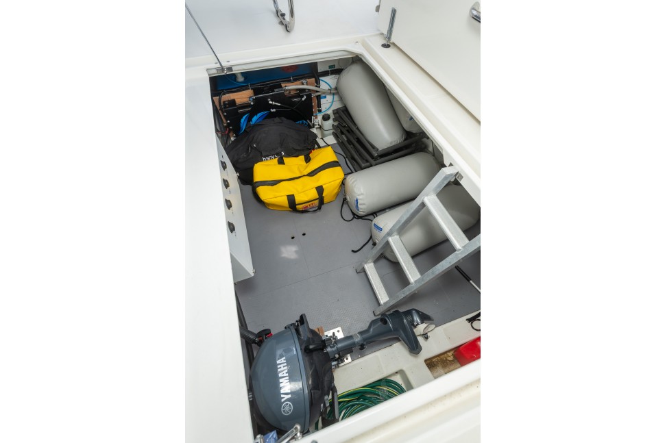 Swift Trawler 41 Fly Eclipse 18 storage locker