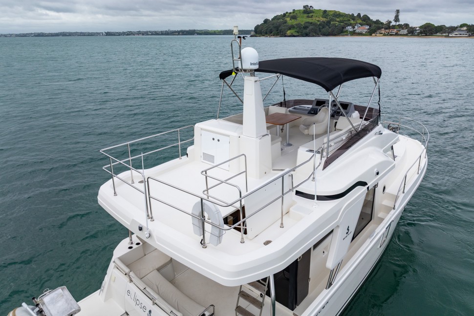 Swift Trawler 41 Fly Eclipse 7 exterior flybridge