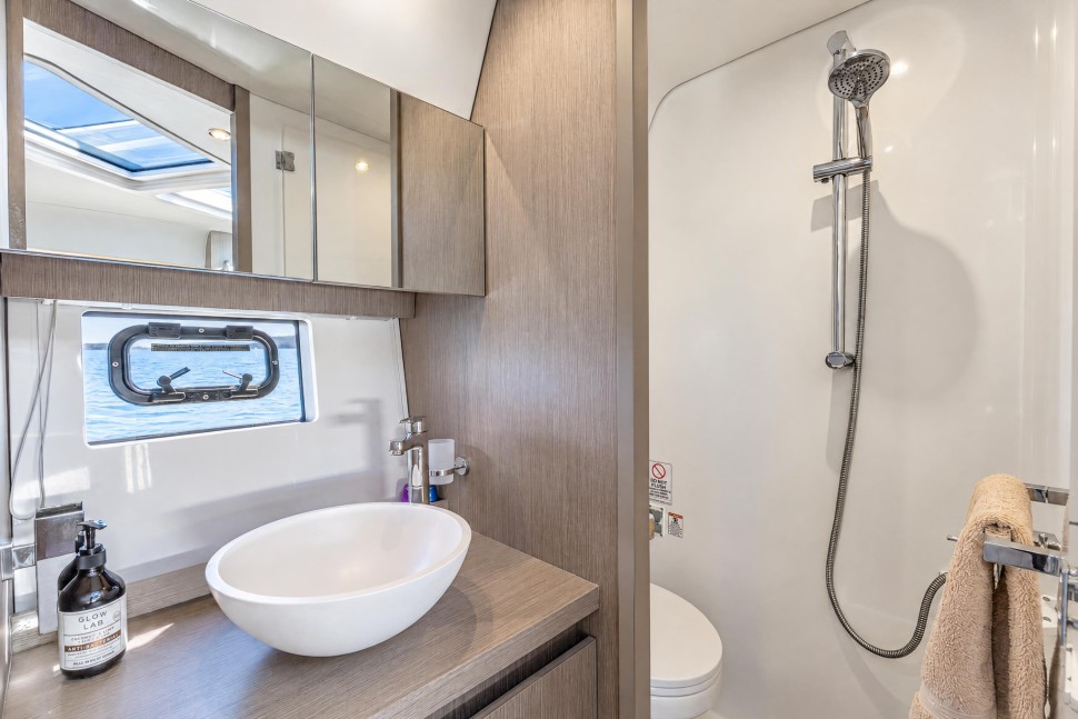 beneteau gran turismo 41 18 bathroom