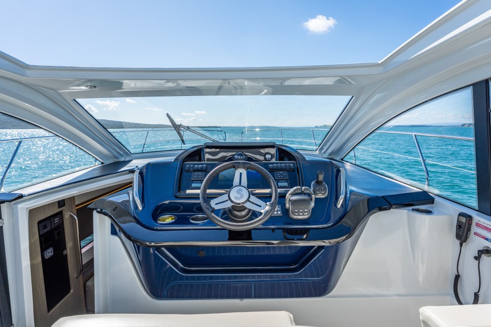 beneteau gran turismo 41 larissa 13 helm station