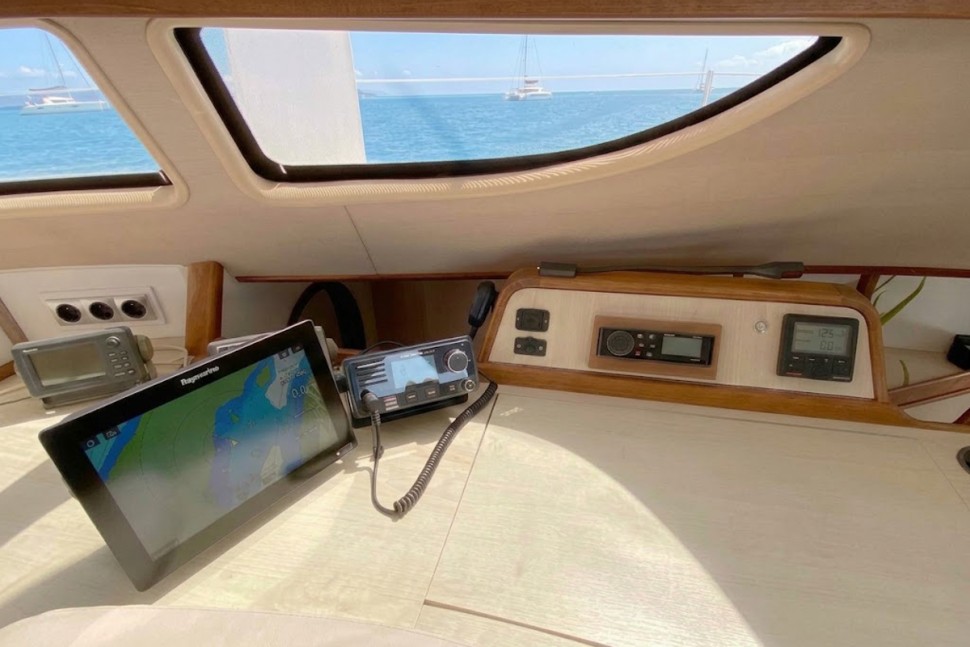 catana 411 15 nav centre