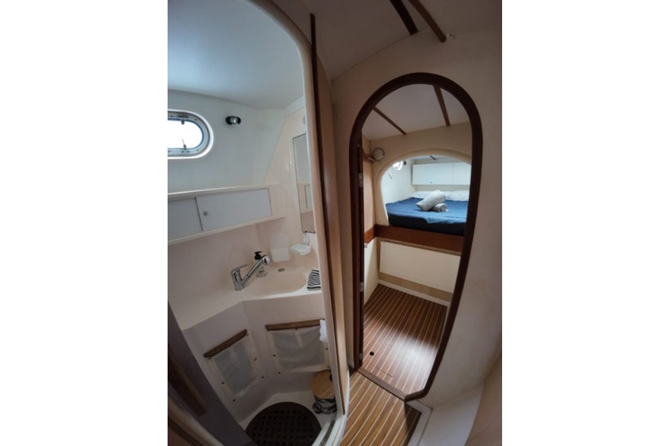 catana 411 18 bathroom