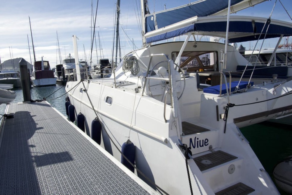 catana 411 niue 04 dockside profile