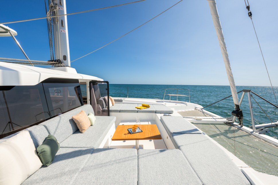 lagoon 47 05 forward cockpit lounge