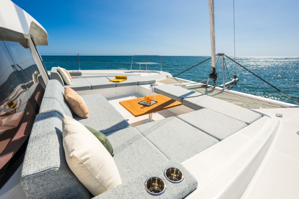lagoon 47 06 forward cockpit sunbeds