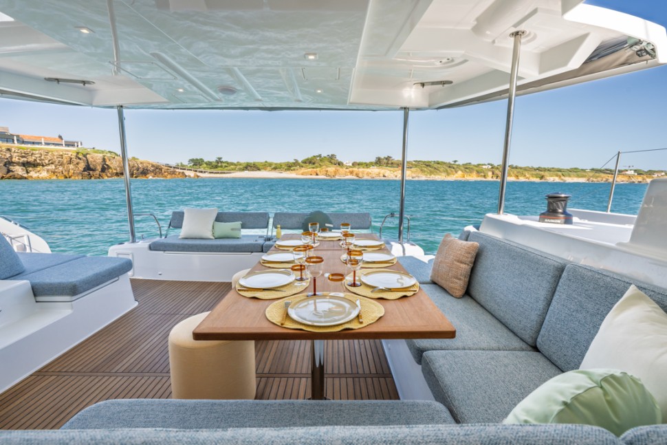 lagoon 47 07 aft cockpit dining table