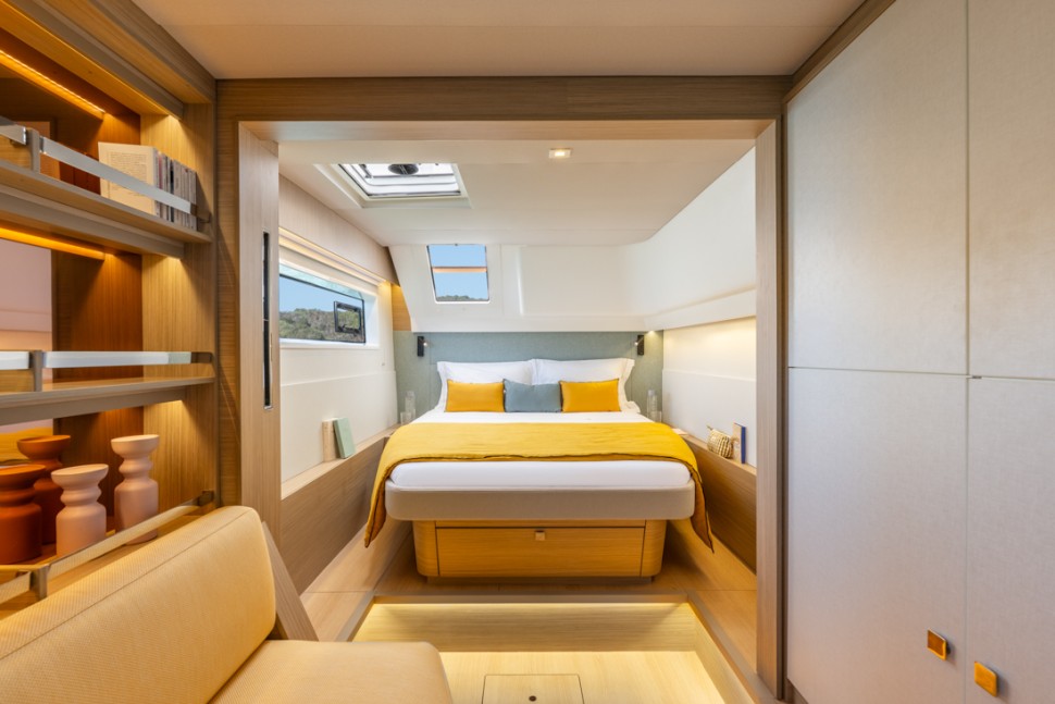 lagoon 47 13 owners cabin queen bed