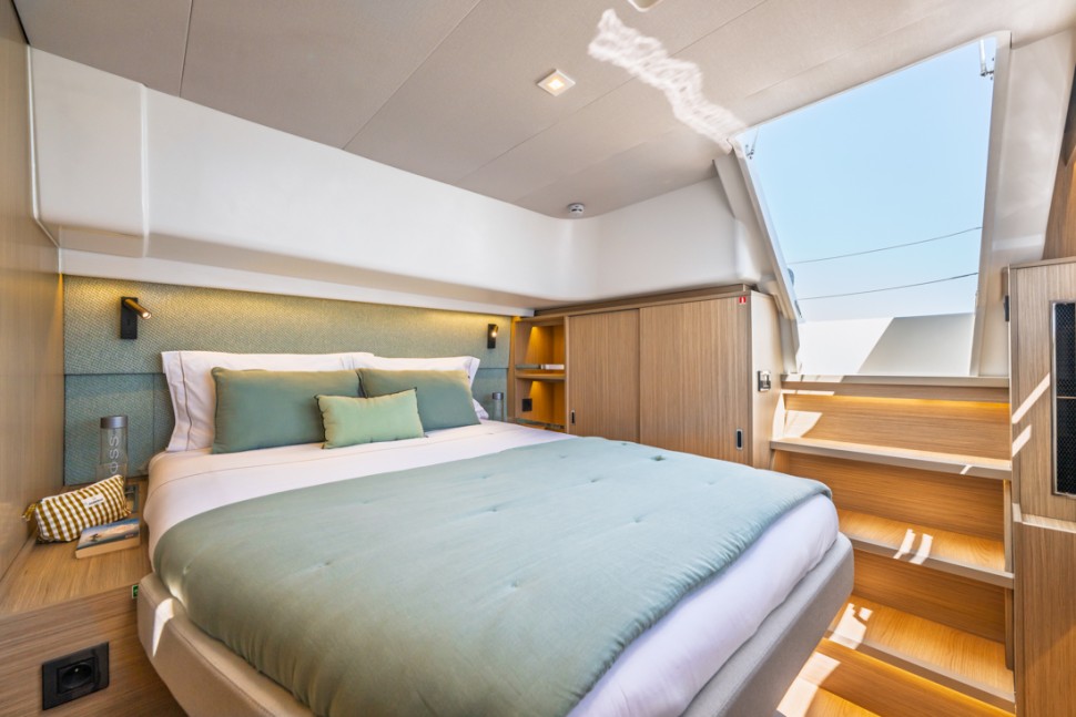 lagoon 47 19 aft guest cabin companionway