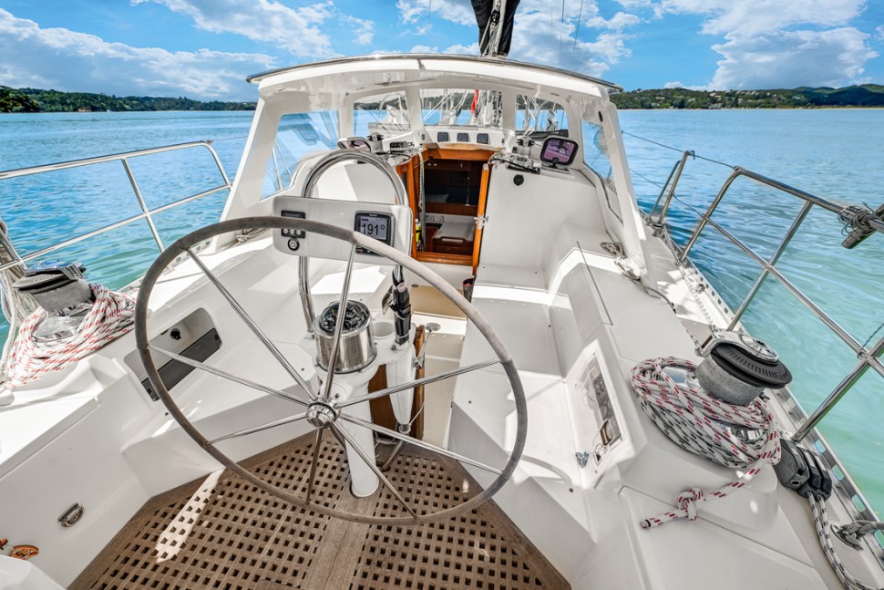 outbound 46 09 cockpit helm station