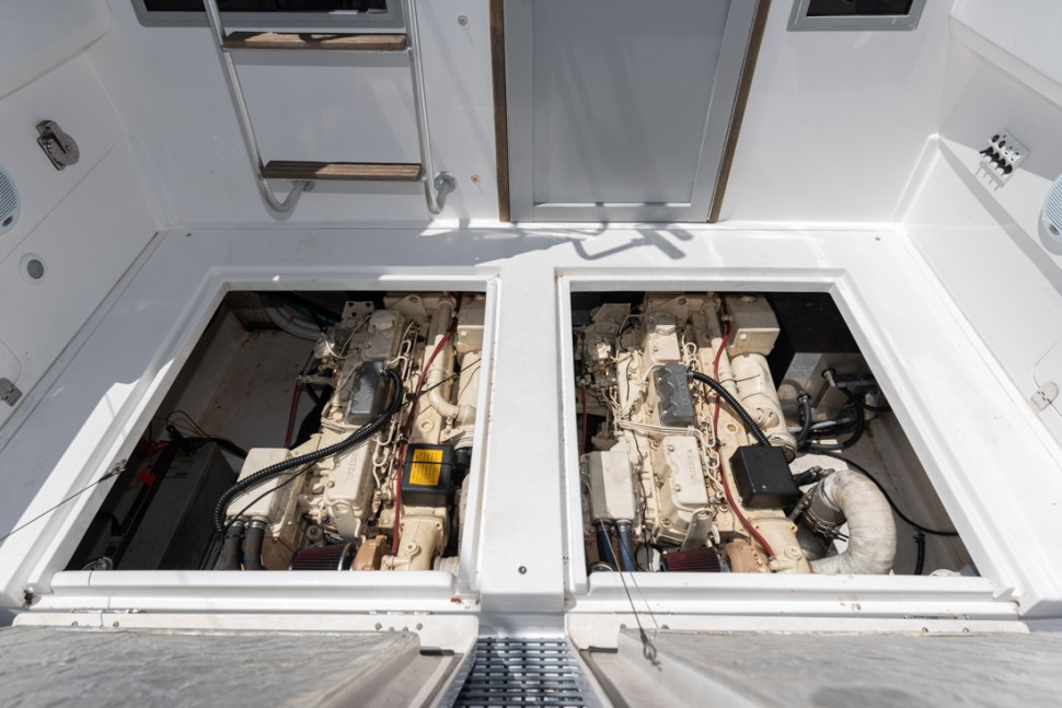 phoenix 29sfx 20 engine bay