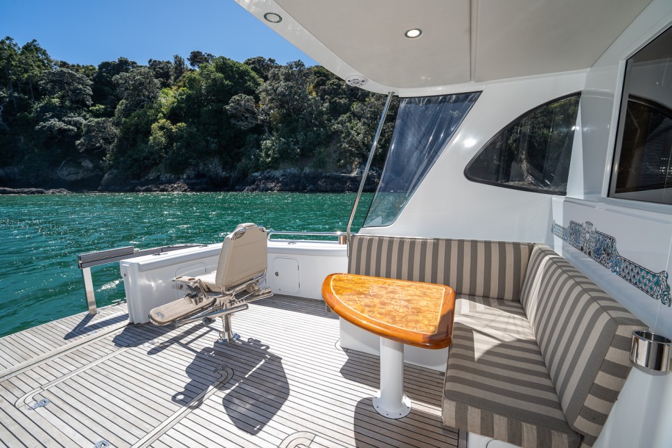 salthouse 52 watia 08 cockpit dinette