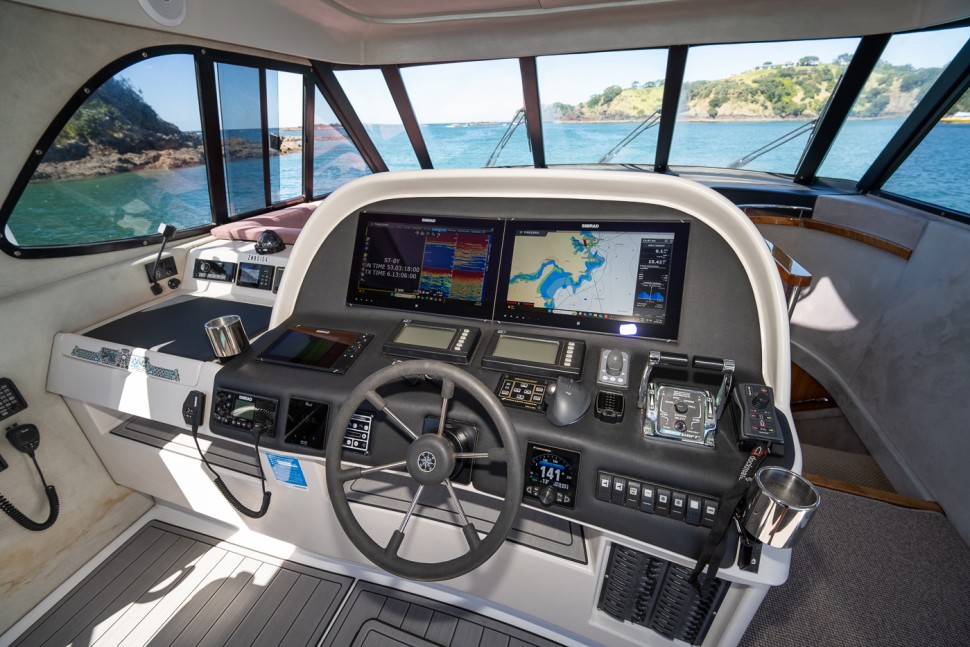 salthouse 52 watia 09 flybridge helm station